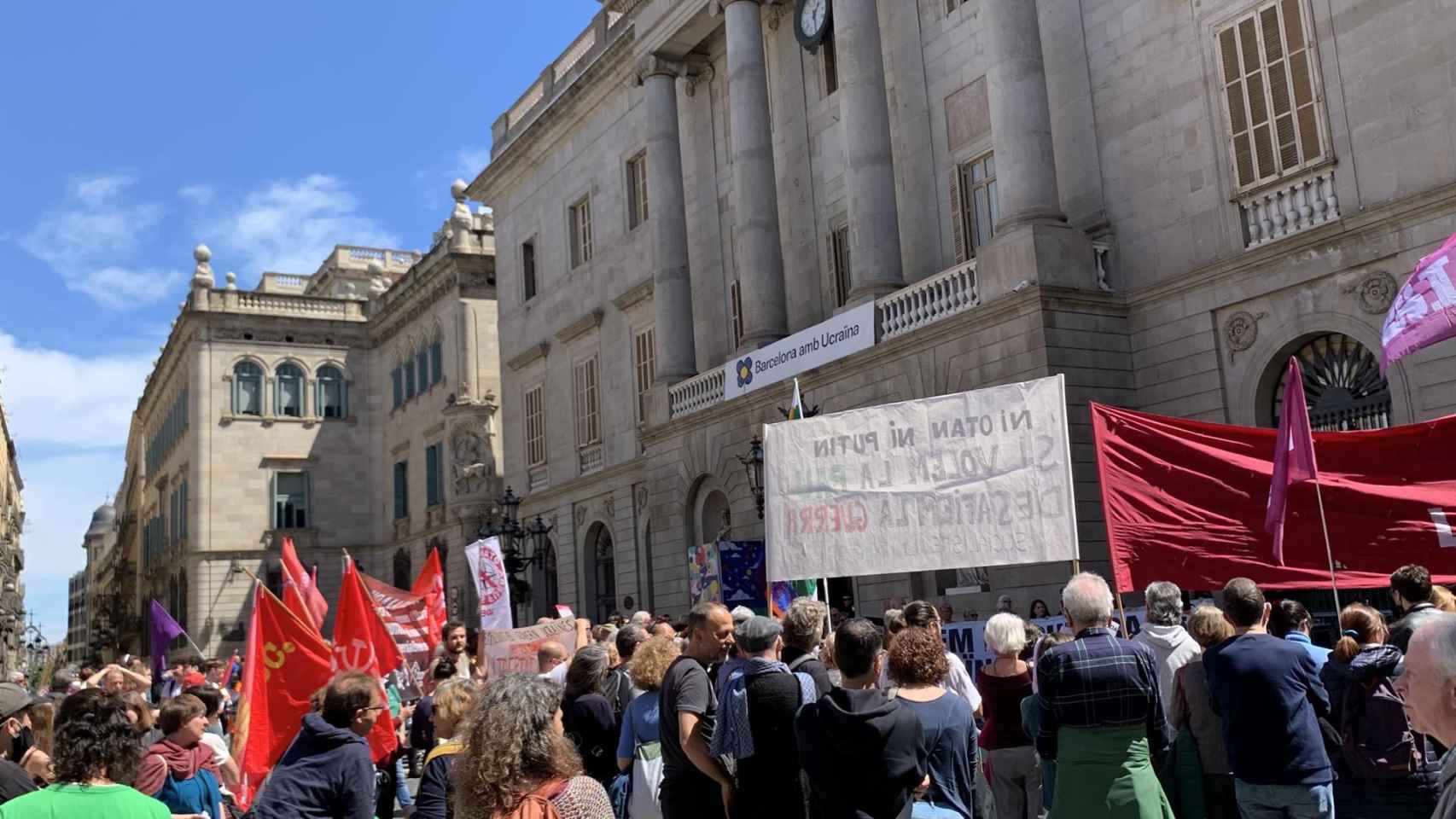 Manifestantes protestando en la plaza Sant Jaume contra la guerra entre Rusia y Ucrania / EUROPA PRESS