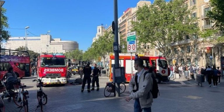 Bomberos en el exterior de la estación de Liceu este domingo / METRÓPOLI