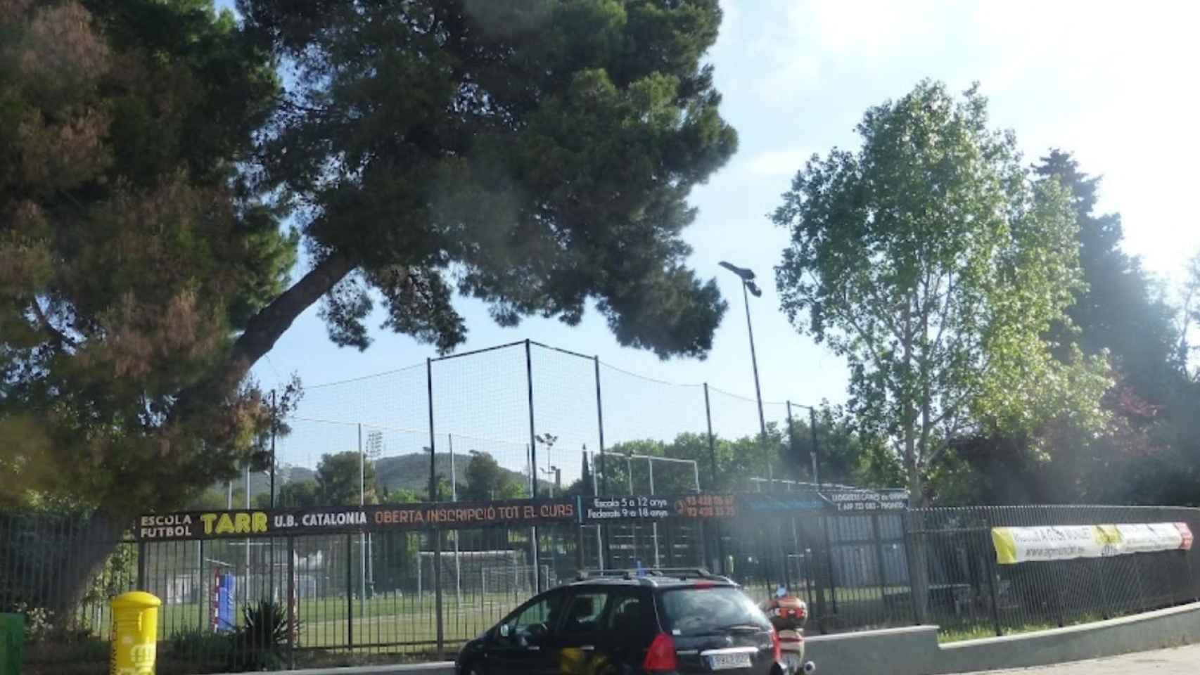 Exterior del campo de fútbol municipal de Horta donde ha caído un pino sobre el bar / GOOGLE MAPS