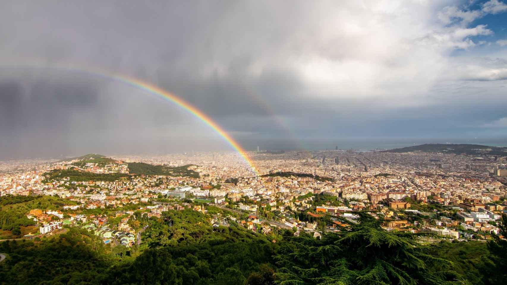 Espectacular arcoiriS surca el cielo de Barcelona tras la brutal granizada / TWITTER - @alfons_pc