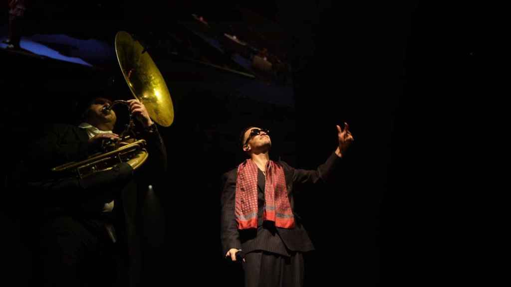 El cantante C. Tangana interpretando una canción en su concierto en el Palau Sant Jordi / LUIS MIGUEL AÑÓN - MA