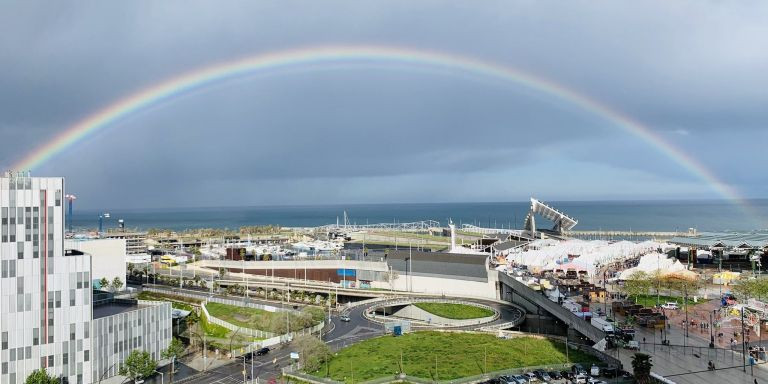 Arcoiris surcando el cielo de Barcelona sobre el mar / TWITTER - @ElsaGimnez