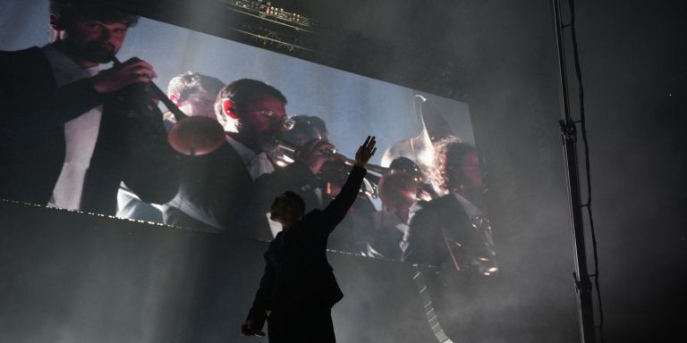 C. Tangana, con su orquesta de fondo durante el concierto en el Palau Sant Jordi / LUS MIGUEL AÑÓN - MA