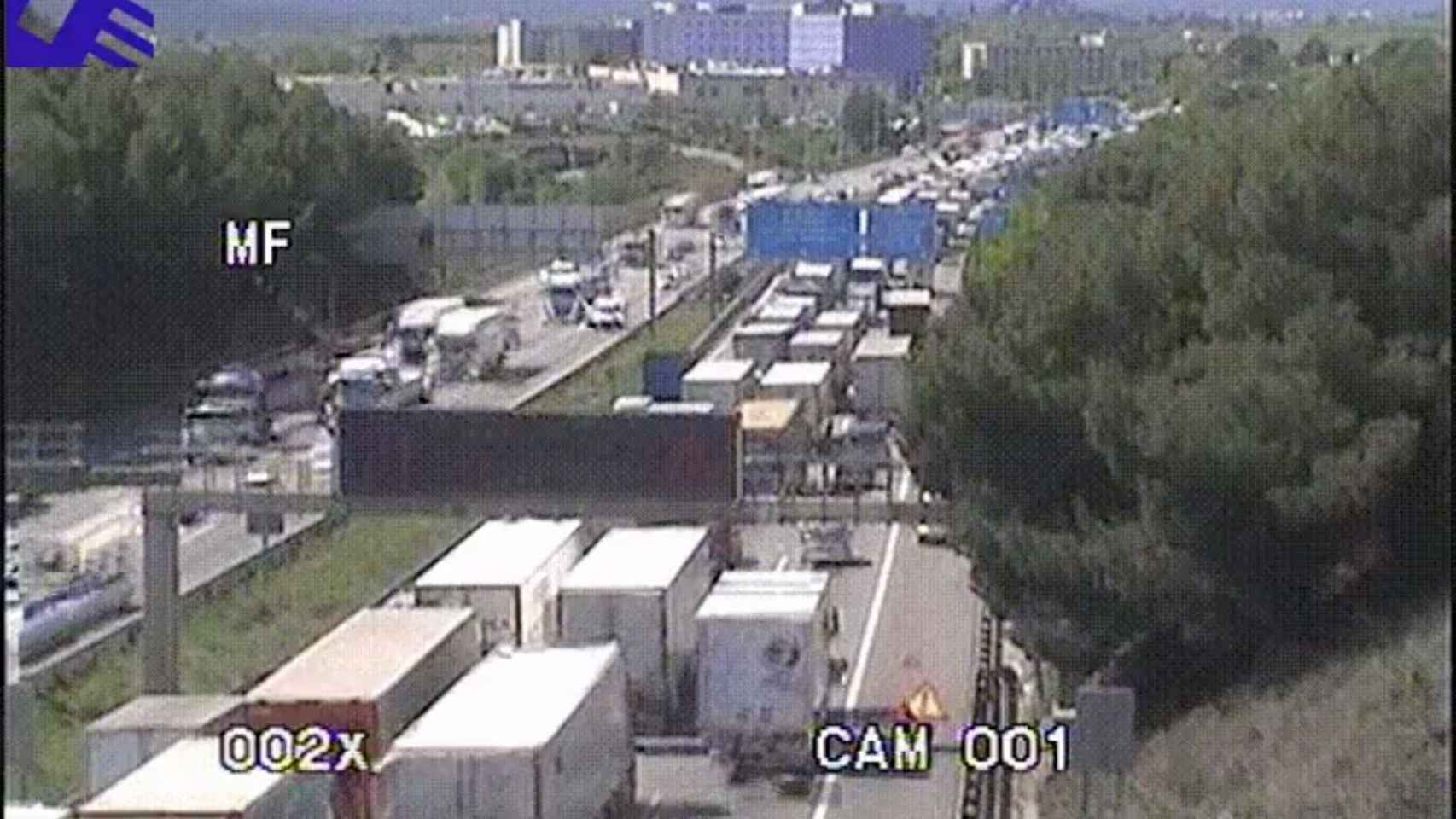 Un accidente provoca colas kilométricas en la AP-7  / TRÀNSIT