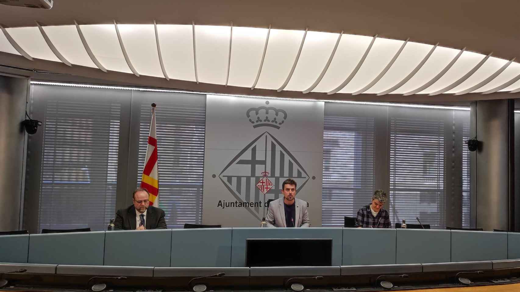 El abogado Álex Solà, el concejal de los comunes de Derechos de Ciudadanía de Barcelona, Marc Serra, y la concejal de Vivienda, Lucia Martín / EUROPA PRESS