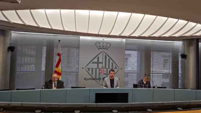 El abogado Álex Solà, el concejal de los comunes de Derechos de Ciudadanía de Barcelona, Marc Serra, y la concejal de Vivienda, Lucia Martín / EUROPA PRESS
