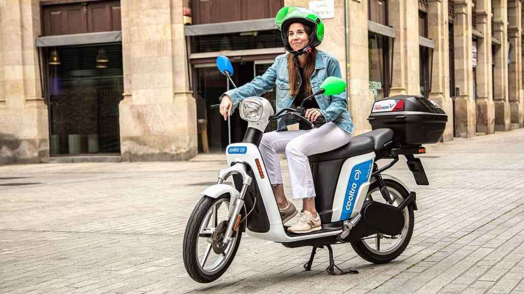 Una usuaria en una moto de 'sharing' en Barcelona