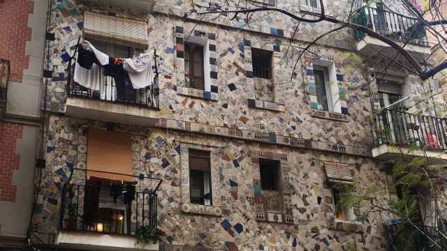 Fachada con mosaico de 'trencadís' modernista del Poble-sec / INMA SANTOS