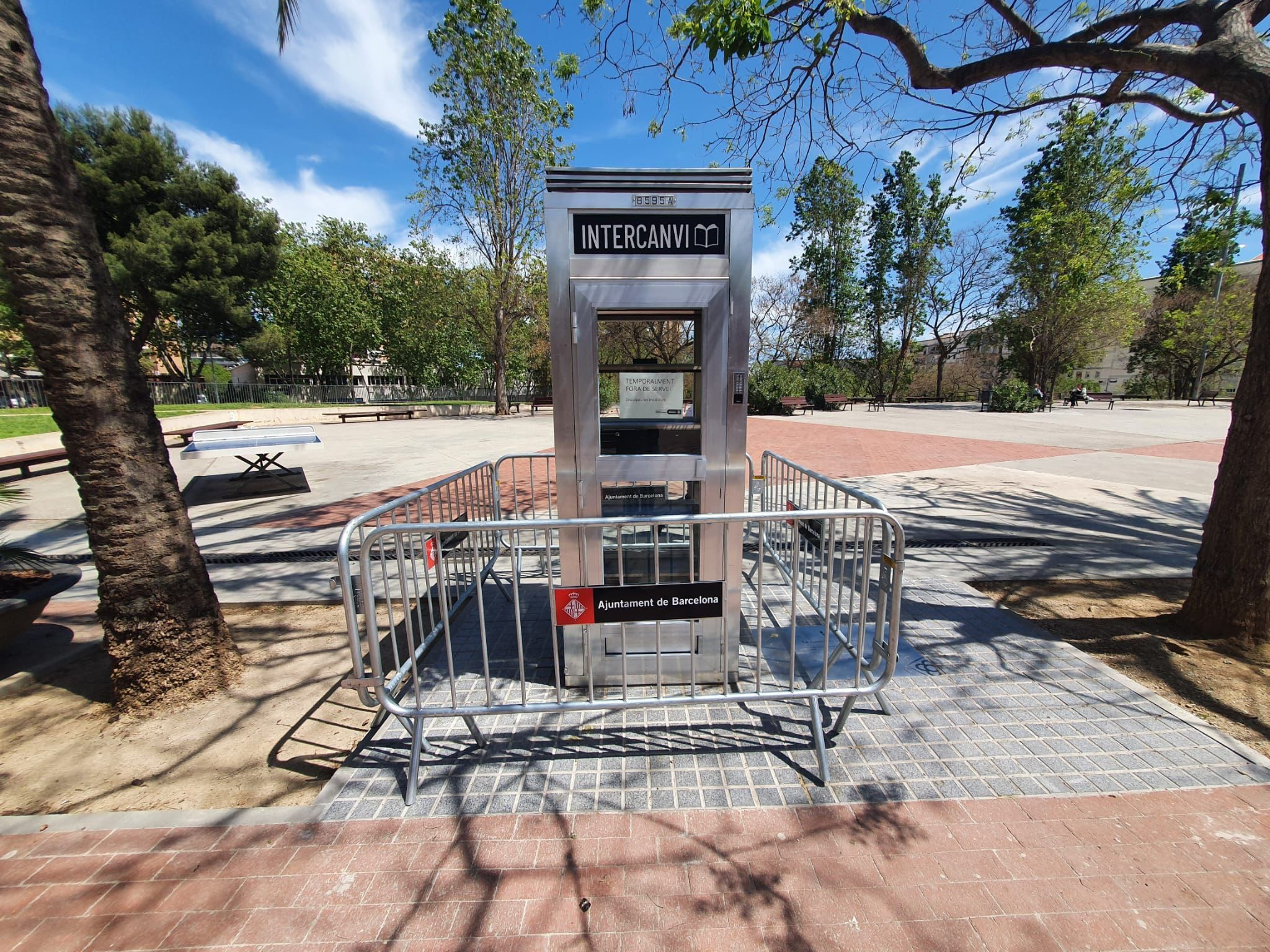 La bibliocabina de Sant Genís dels Agudells vandalizada / TWITTER - JAUME COLLBONI