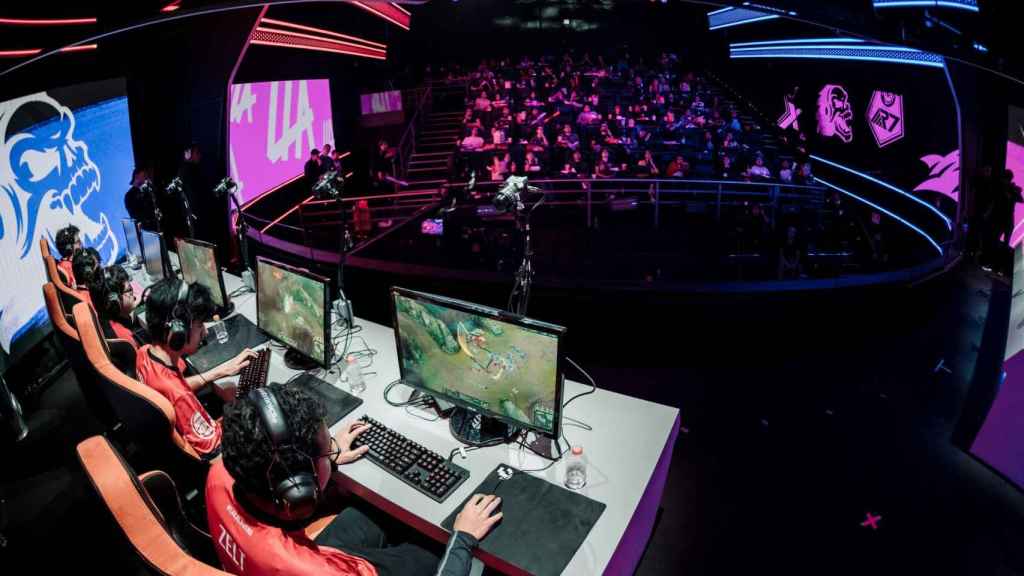 'Gamers' jugando a 'eSports' en una imagen de archivo / EFE