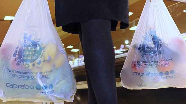 Una mujer carga dos bolsas del Caprabo en una imagen de archivo / EUROPA PRESS