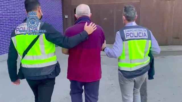 Imagen del camorrista detenido en L'Hospitalet, custodiado por dos agentes / POLICÍA NACIONAL