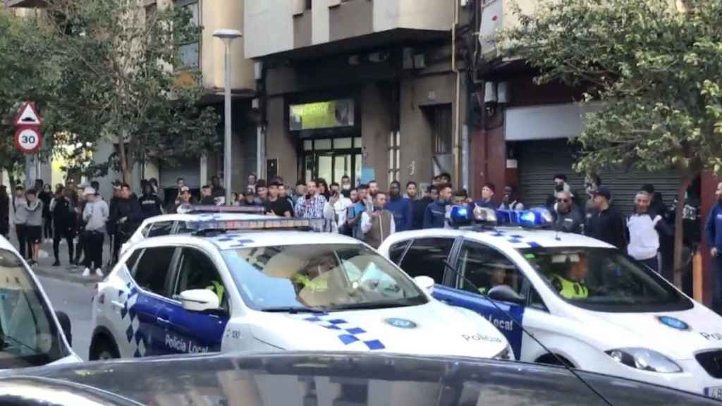 Imagen de los disturbios contra la Policía Local en Mataró / REDES SOCIALES