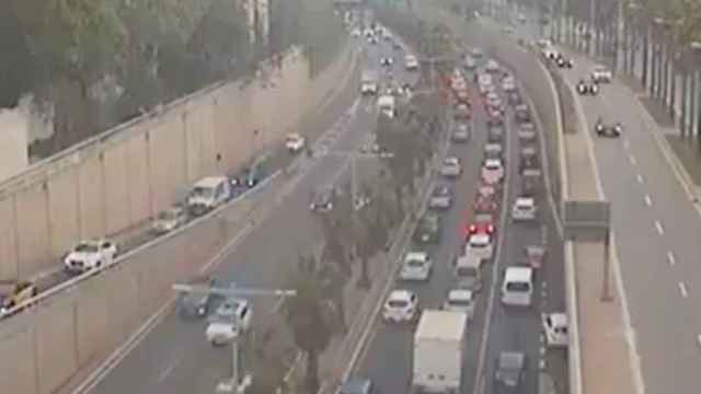 Largas colas de vehículos en la Ronda de Dalt / SERVEI CATALÀ DE TRÀNSIT