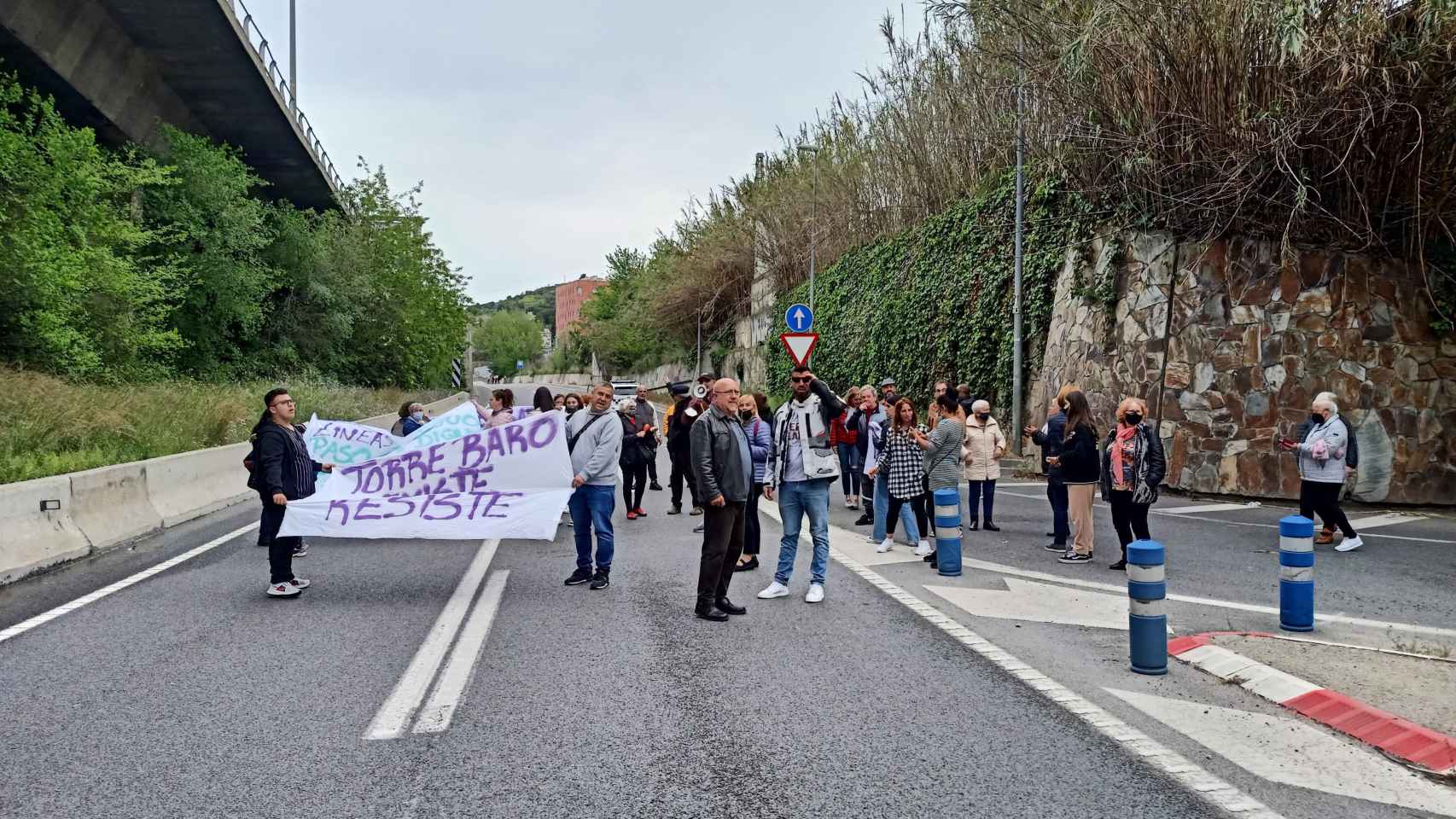 Vecinos de Torre Baró cortando la Meridiana para exigir un bus de barrio / TWITTER - @AVAUP2