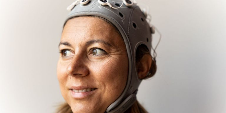 Retrato de Ana Maiques junto al prototipo del casco neuronal / LUIS MIGUEL AÑÓN (MA)
