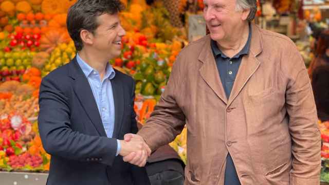 Jordi Mas y Salvador Capdevila se saludan en el mercado de la Boqueria / INTERMEDIA