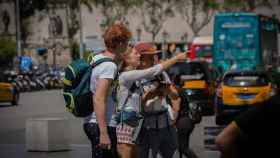 Tres turistas en La Rambla de Barcelona en una imagen de archivo / EUROPA PRESS