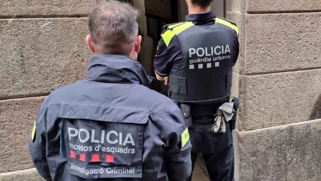 Dos agentes de los Mossos d'Esquadra en Ciutat Vella / MOSSOS