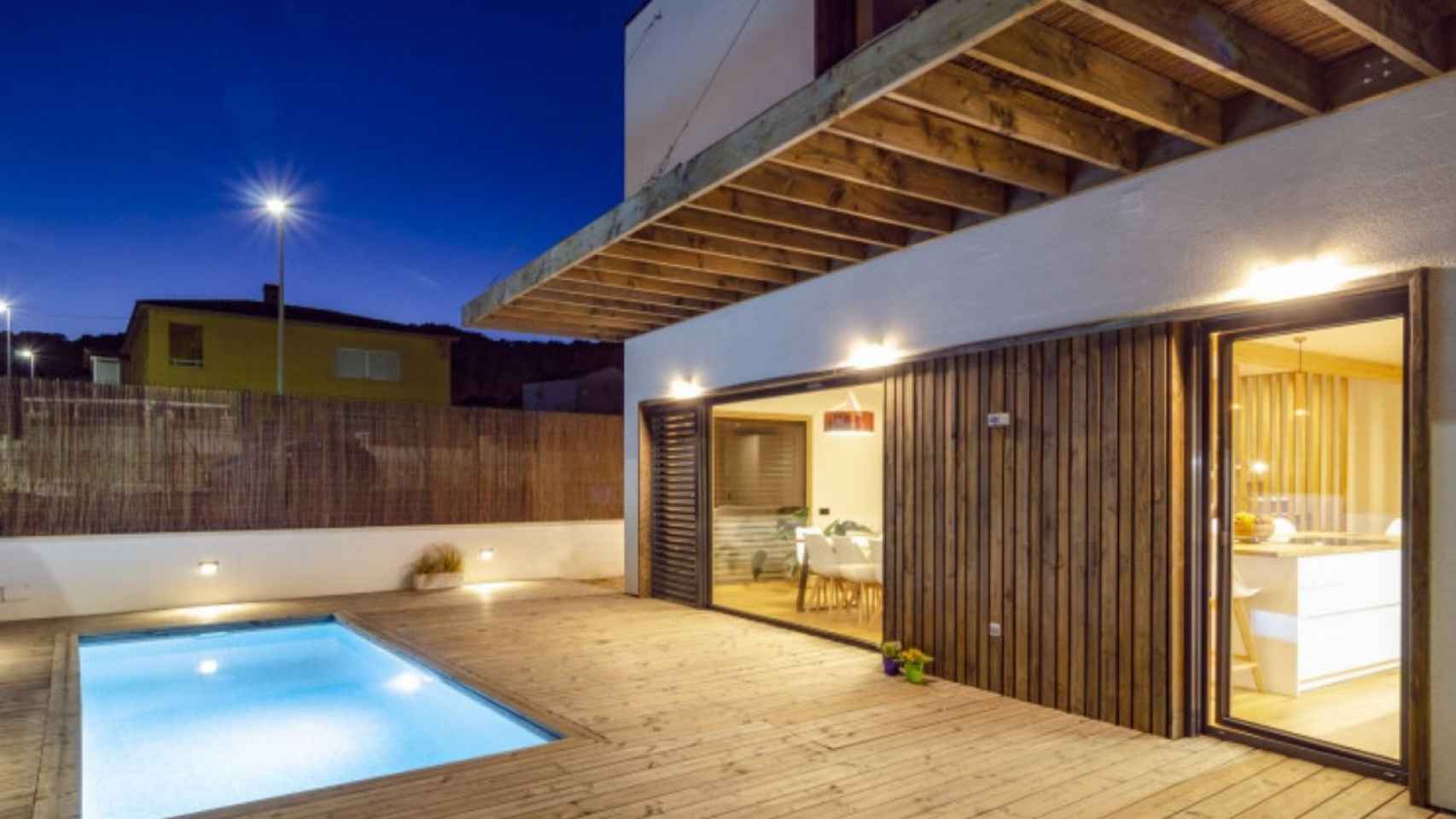 Piscina y terraza de la casa más sostenible de Europa en Sant Andreu de la Barca / IDEALISTA