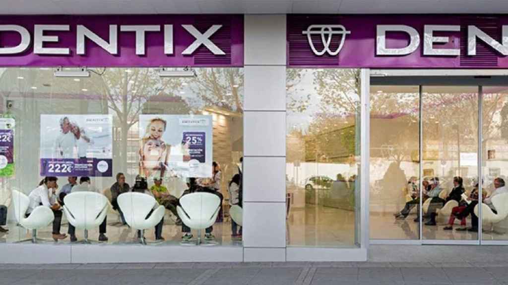 Exterior de una clínica Dentix / CG