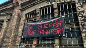 Pancarta contra el tanatorio en el exterior de la fábrica Germans Climents / METRÓPOLI