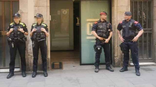 Agentes frente a una asociación cannábica en una imagen de archivo / MOSSOS