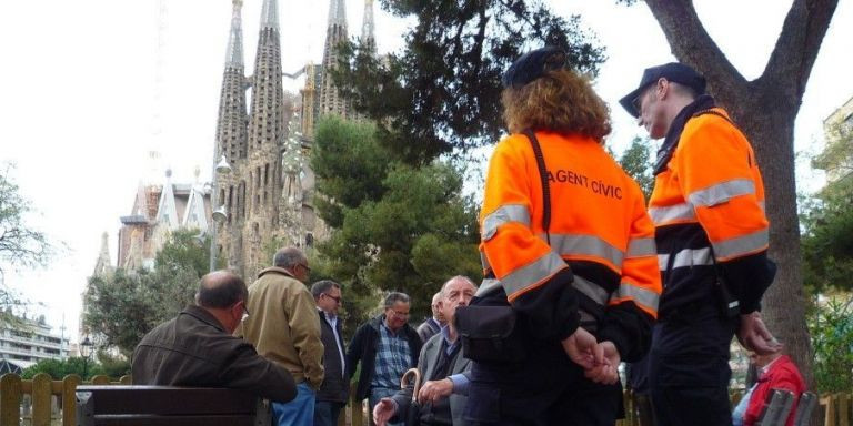 Agentes cívicos junto a la Sagrada Familia / AJ BCN