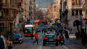 Coches circulan por Via Laietana, antes de ser peatonal / Europa Press