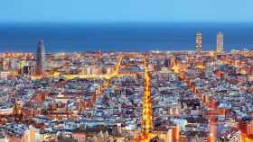 Panorámica de Barcelona con la ciudad iluminada