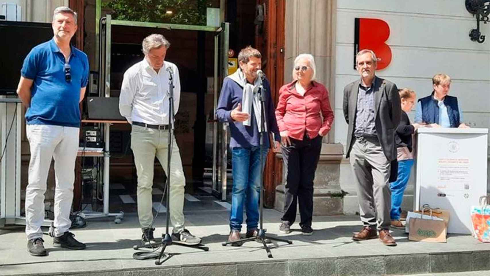 El concejal del distrito de Sarrià-Sant Gervasi, Albert Batlle, la presidenta de la Fundación Aspasim, Carmen Sala Schnorkowski, y el presidente del Eje Comercial de Sarrià, Jordi del Barrio /