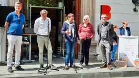 El concejal del distrito de Sarrià-Sant Gervasi, Albert Batlle, la presidenta de la Fundación Aspasim, Carmen Sala Schnorkowski, y el presidente del Eje Comercial de Sarrià, Jordi del Barrio /