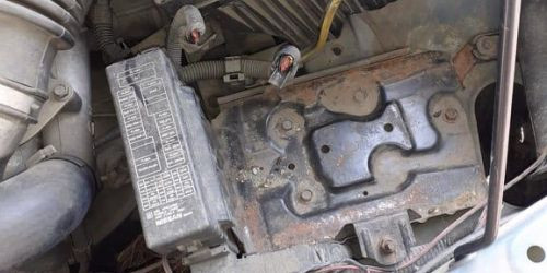 Desperfectos y batería robada en el interior de un vehículo / CEDIDA
