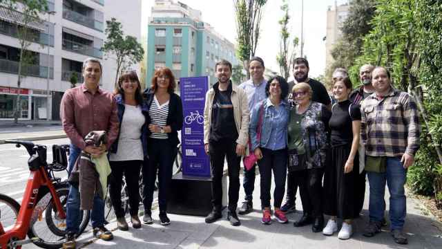 La concejal Laia Bonet, (tercera por la izquierda) y los vecinos en el nuevo carril bici en Horta-Guinardó / EP