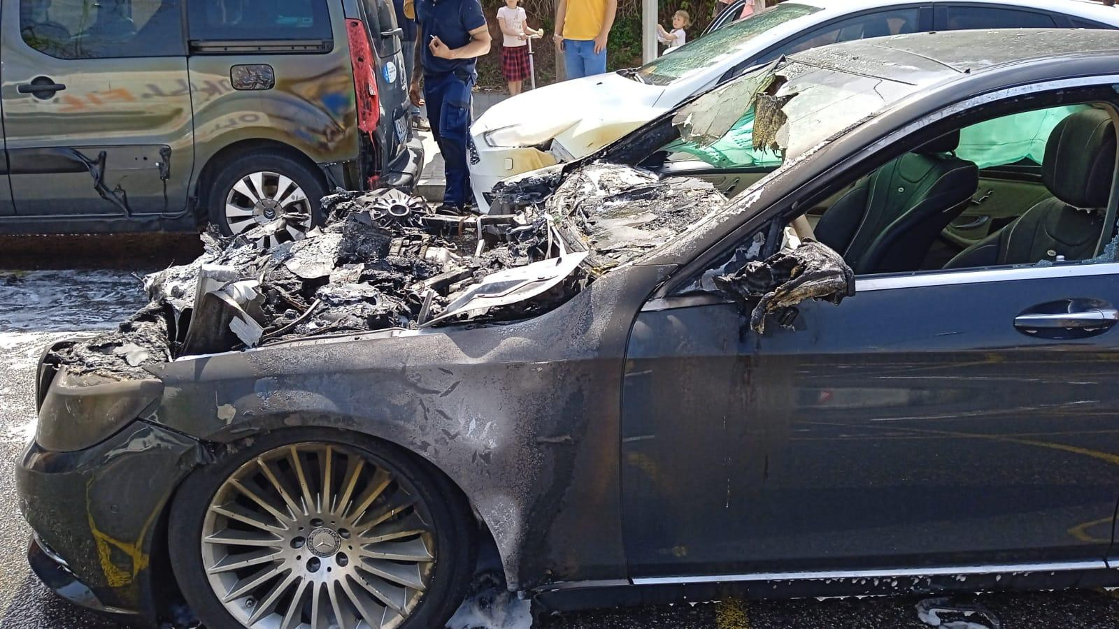 El coche calcinado de Josep Bou en Horta / CEDIDA