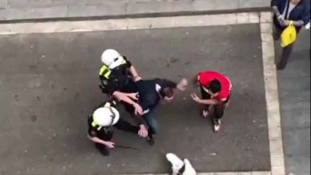 Un grupo de agentes de la Guardia Urbana interviene en una pelea en el Raval