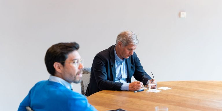 Toni Aira y Alberto Fernández Díaz, en el debate en 'Metrópoli' / LUIS MIGUEL AÑÓN (MA)