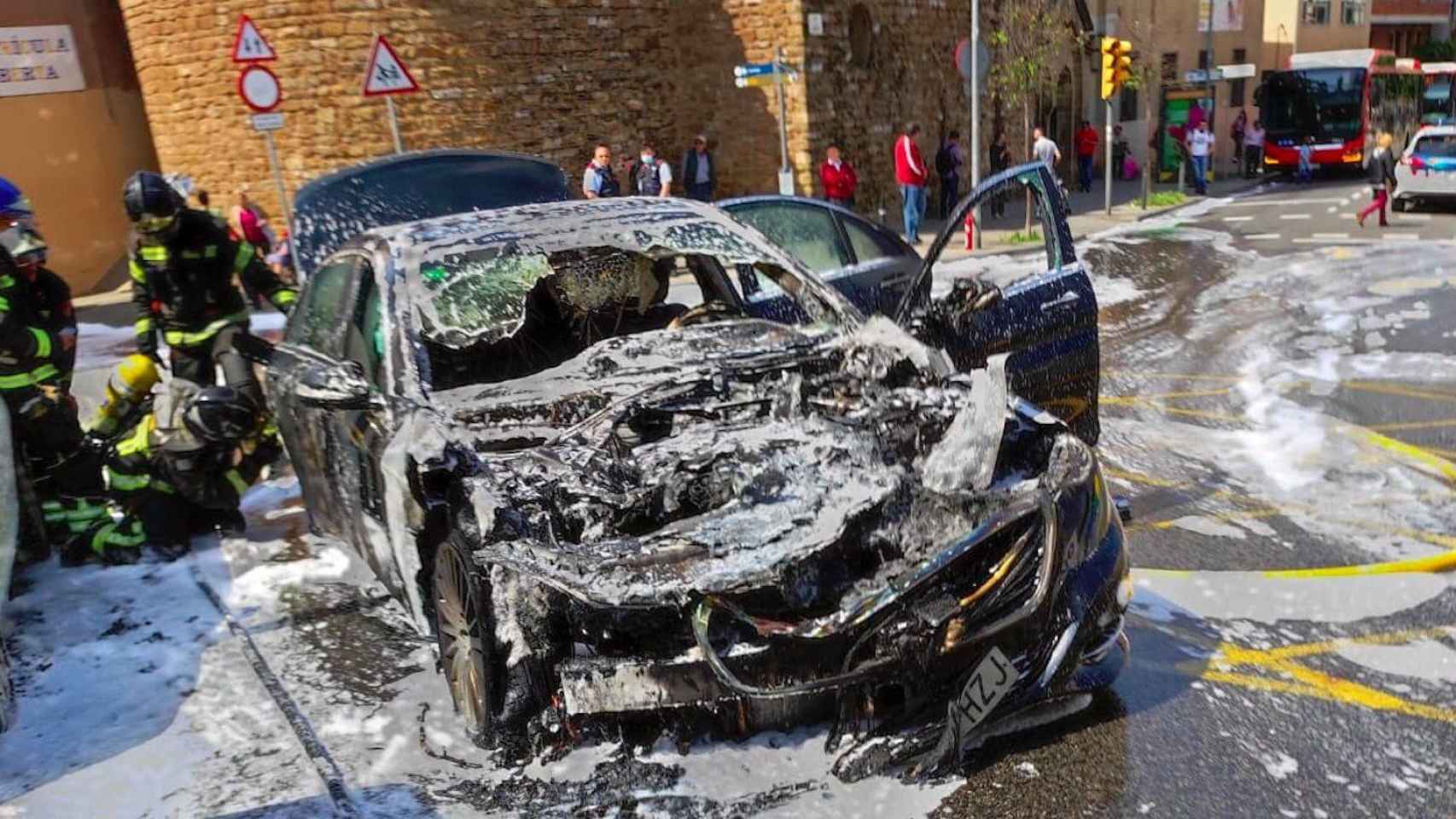 El coche calcinado de Josep Bou este sábado en Horta-Guinardó / CEDIDA