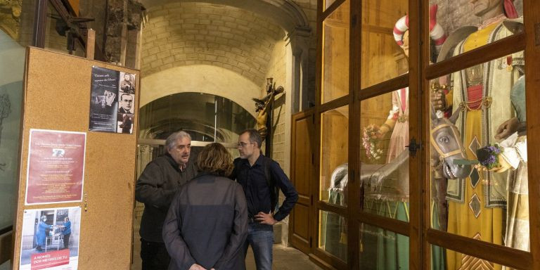 Jordi Rabassa y Ada Colau hablando con el representante de la Basílica de Santa Maria del Pi / TWITTER