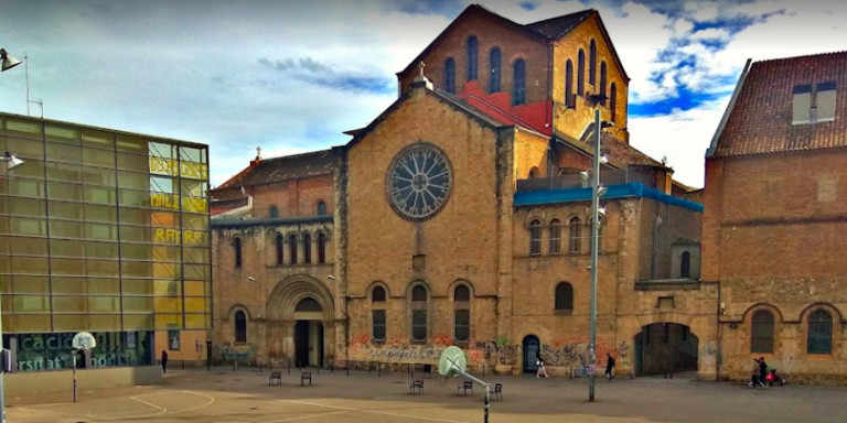 Iglesia de Santa María de Montealegre de Barcelona, con grafitis en su fachada / GOOGLE MAPS