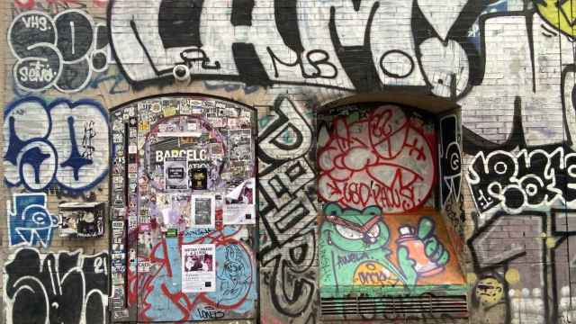 Una pared del Raval, plagada de grafitis
