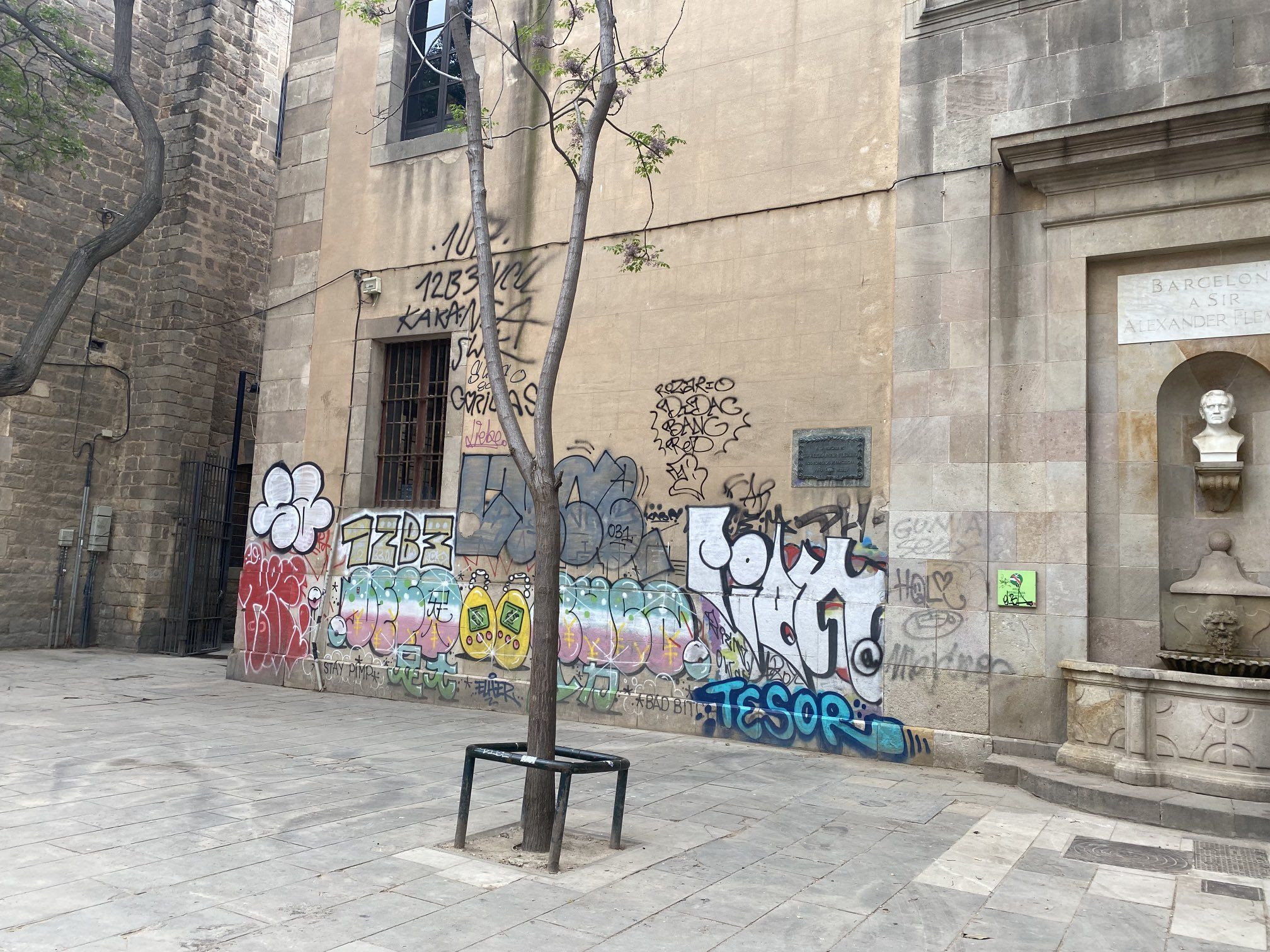 Fachada de la Real Academia de Medicina de Cataluña, llena de grafitis / TWITTER - @pladamunt