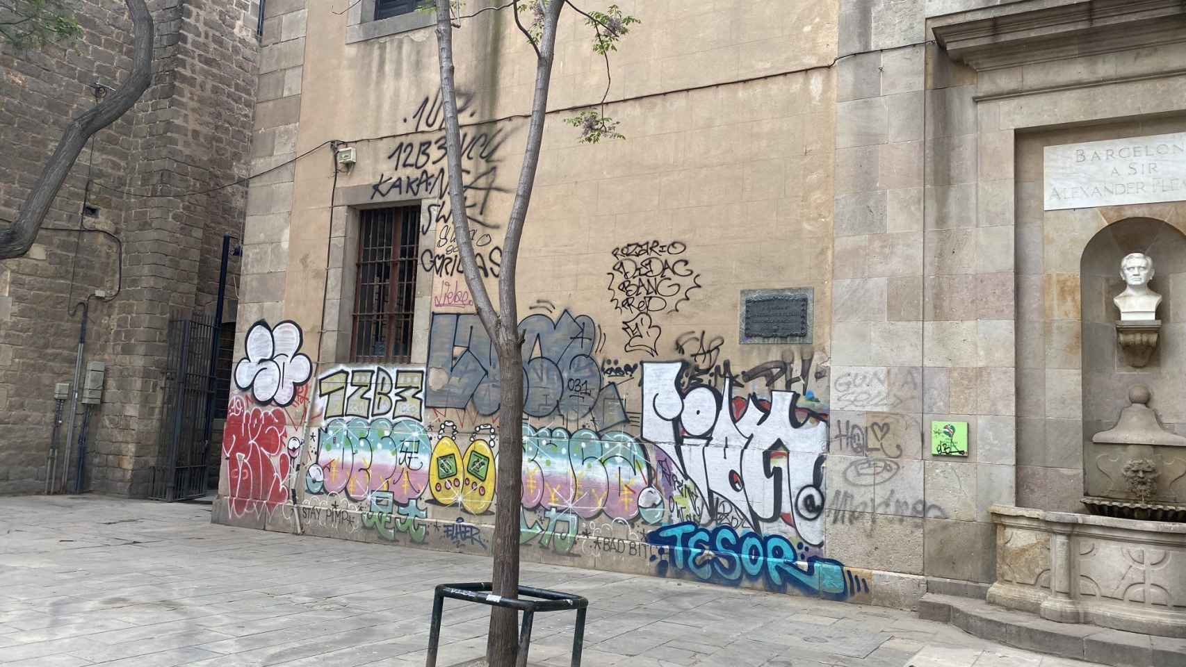 Fachada de la Real Academia de Medicina de Cataluña, llena de grafitis / TWITTER - @pladamunt