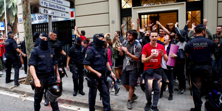 Desalojo del Bloc Llavots, en Sants / EFE