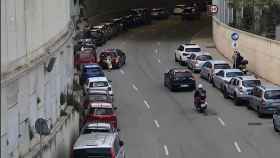 Decenas de coches mal aparcados durante la Feria de Abril en un vía de acceso a la ronda del Litoral / CEDIDA