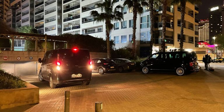 Coches aparcados en vados de Diagonal Mar / CEDIDA 