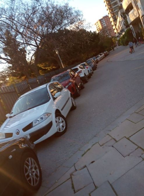 Coches mal aparcados en una zona peatonal junto en Diagonal Mar / CEDIDA