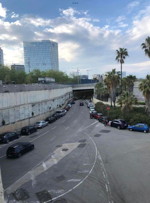 El vial de acceso a la ronda del Litoral, lleno de coches mal aparcados / CEDIDA