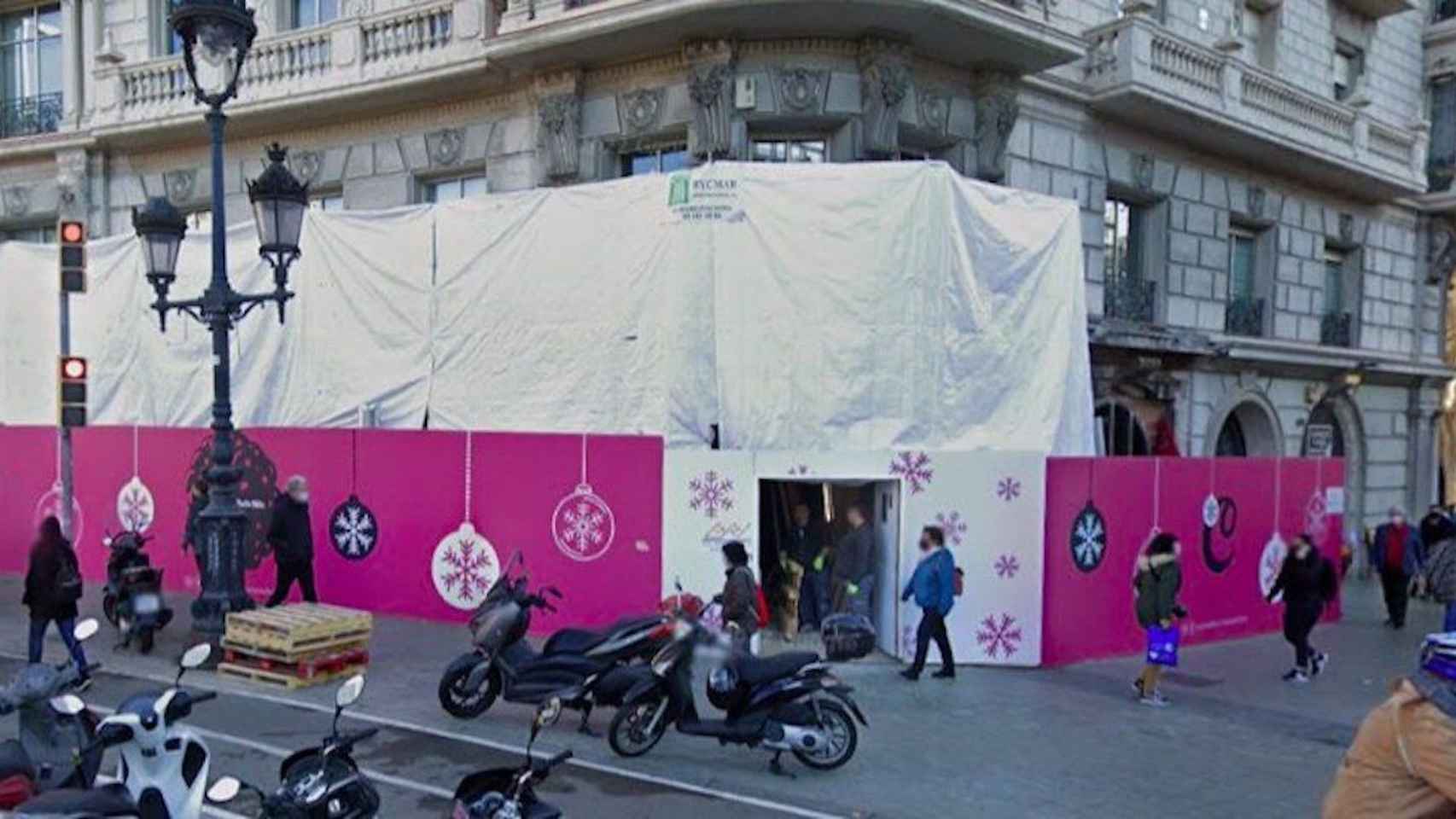 Obras en el antiguo local de Padeví de la plaza Francesc Macià, donde abrirá una tienda de Camarasa / GOOGLE STREET VIEW