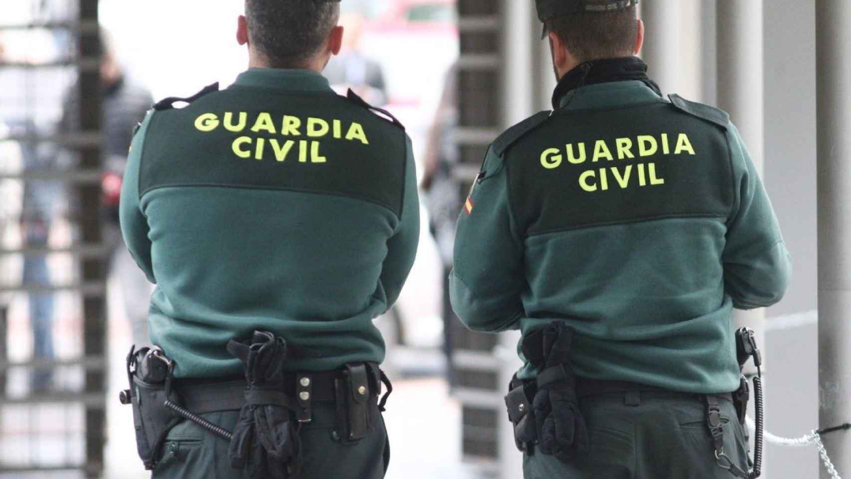 Dos agentes de la Guardia Civil